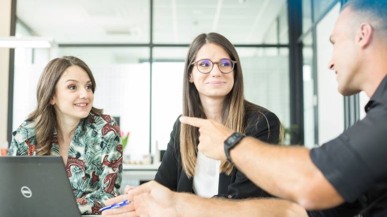 Zentrale-Besprechung-Studenten-16zu9
